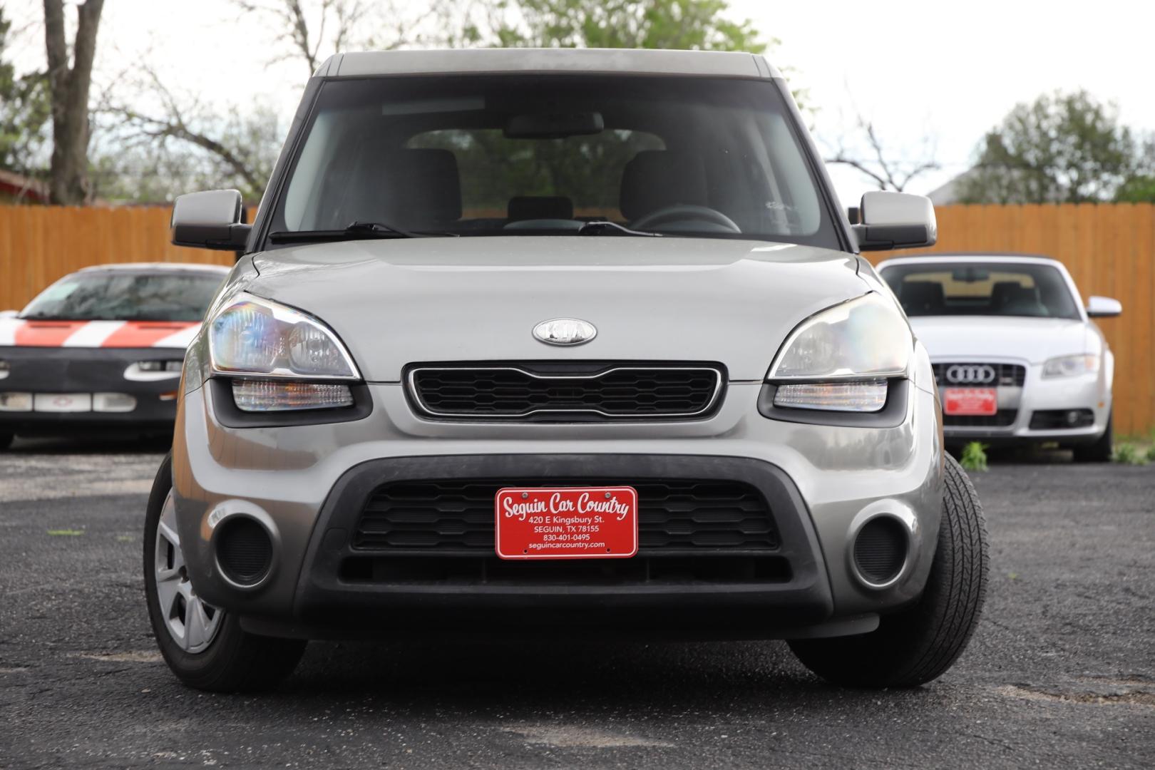 2013 GRAY KIA SOUL Base (KNDJT2A53D7) with an 1.6L L4 DOHC 16V engine, 5-SPEED MANUAL transmission, located at 420 E. Kingsbury St., Seguin, TX, 78155, (830) 401-0495, 29.581060, -97.961647 - Photo#1